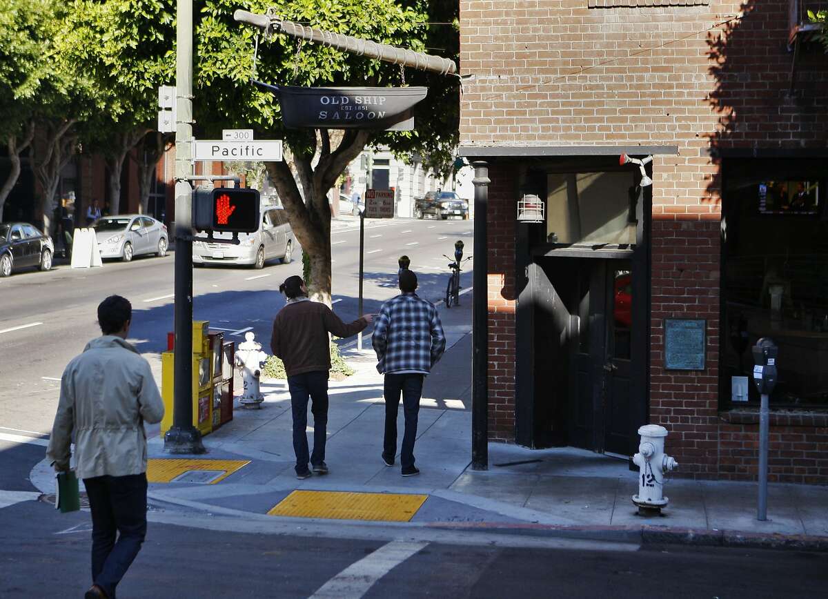 2013年11月8日，星期五，加州旧金山，行人经过炮台街和太平洋街拐角处的Old Ship沙龙。