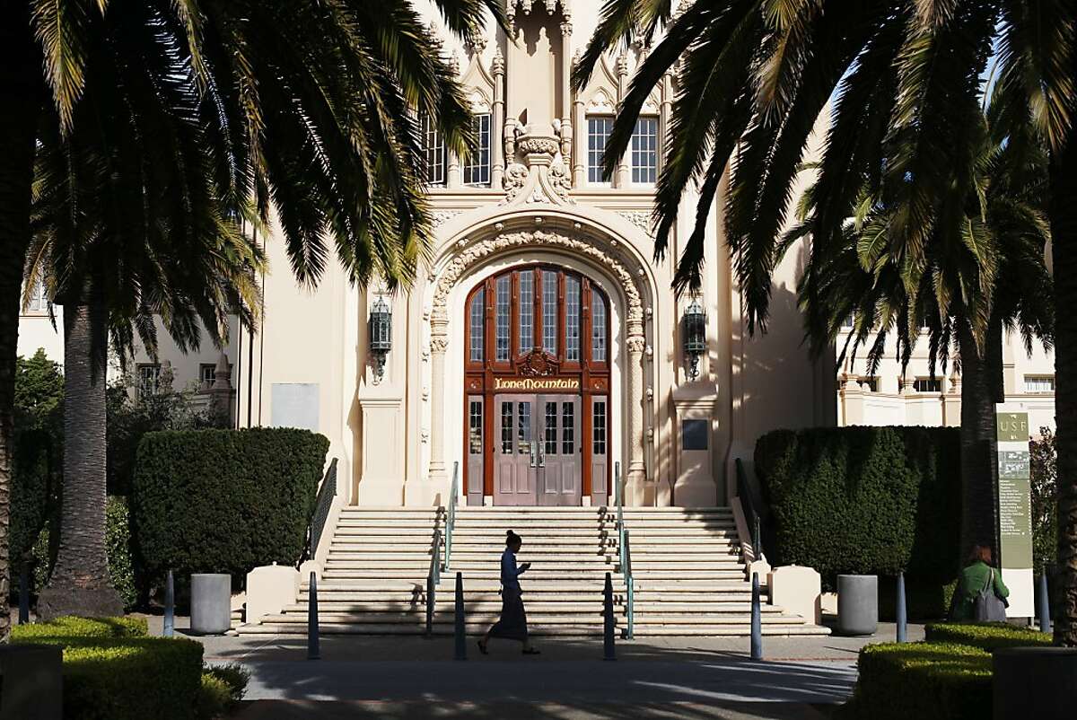 2013年11月6日，加州旧金山，一名女子经过USF孤山校区主楼前。