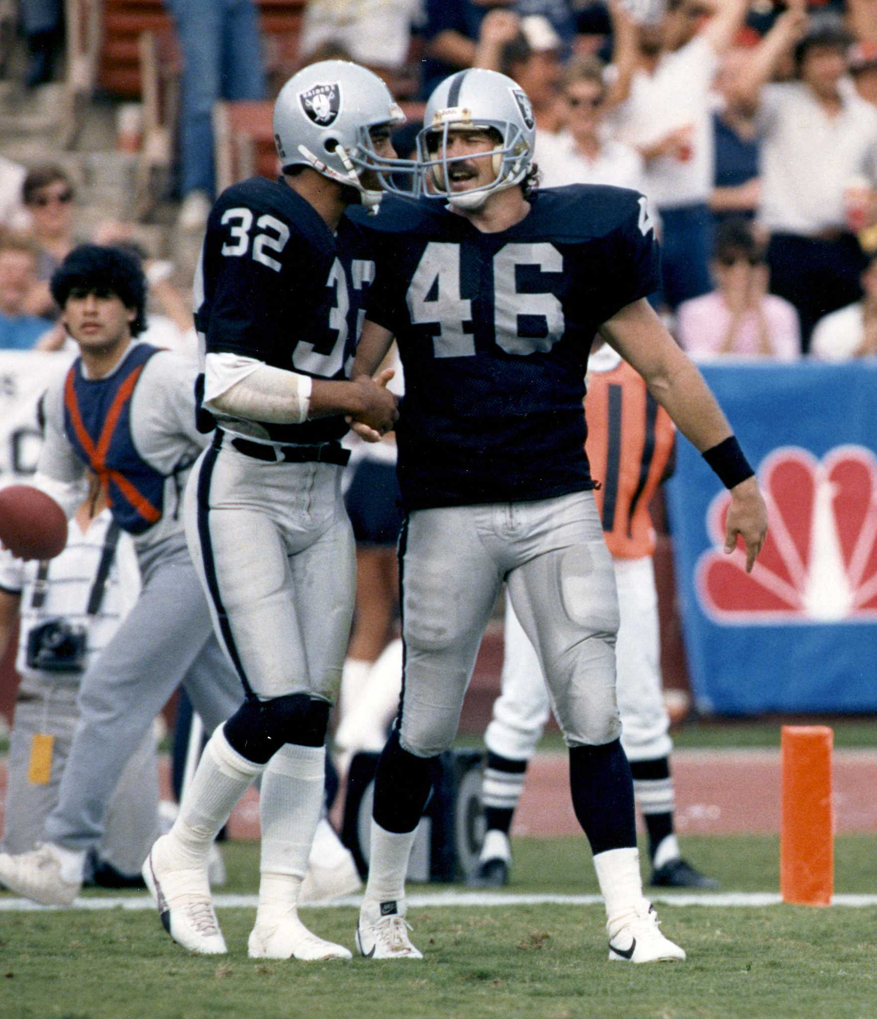 Todd Christensen, Record-Setting Tight End, Dies at 57 - The New