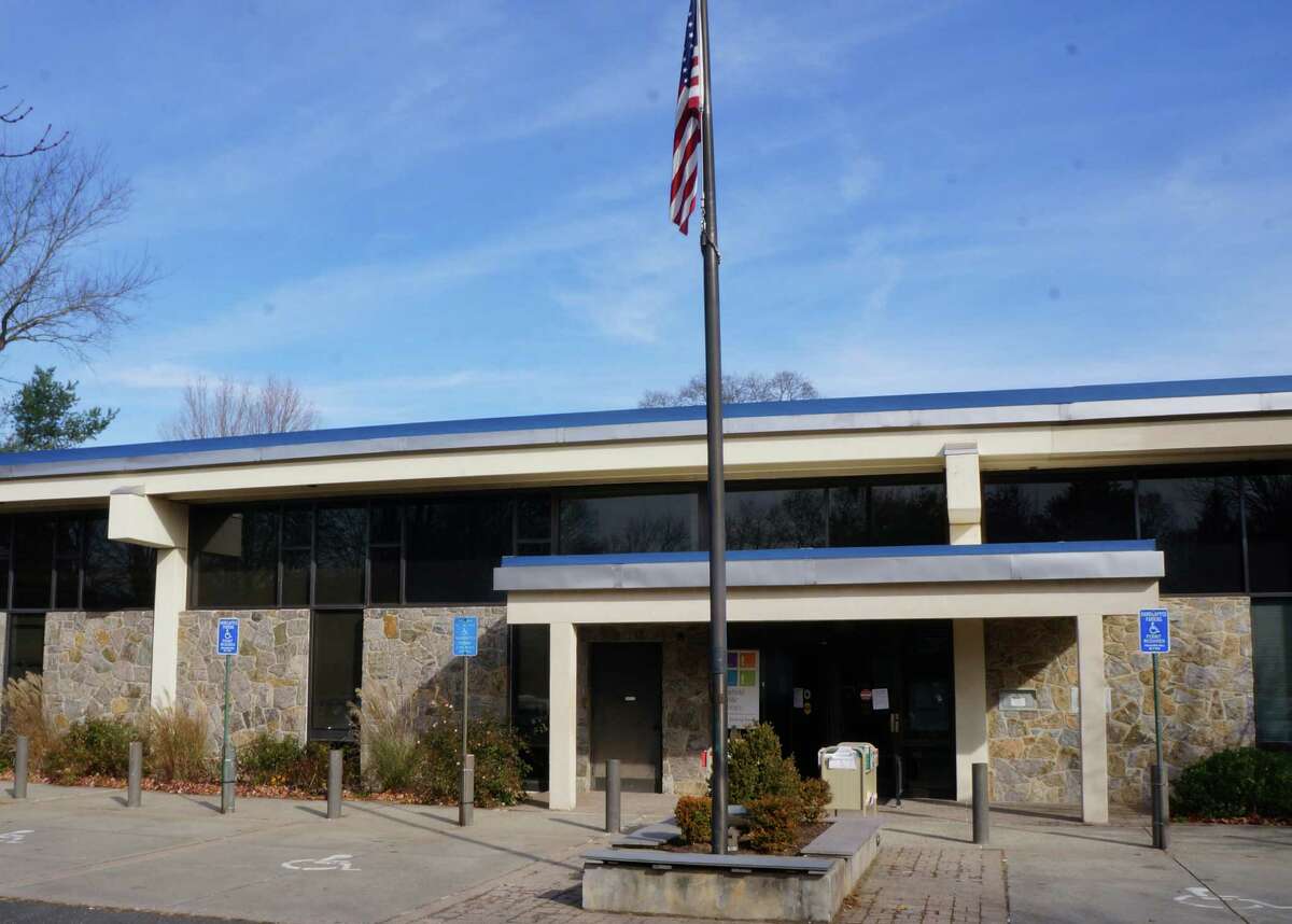 Fairfield Woods library to shut down for mold cleanup