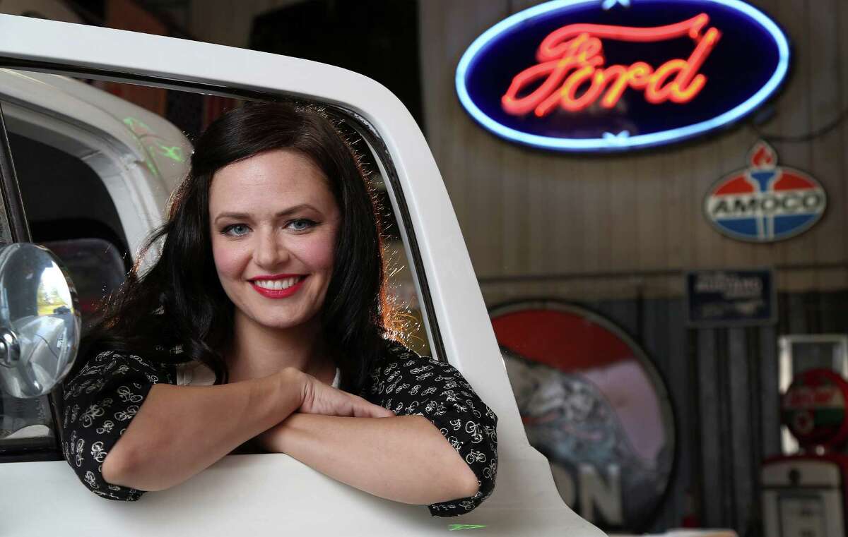 Pinup Van Horne In Love With Classic Cars 