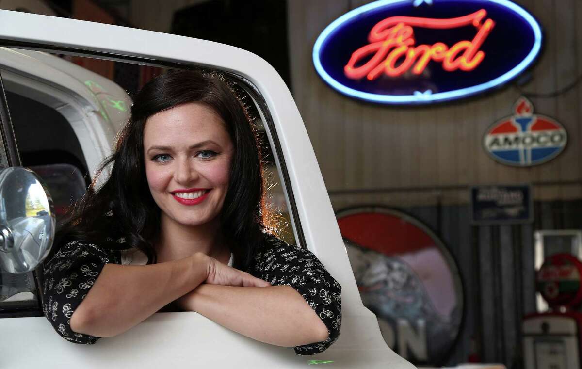 Pinup Van Horne In Love With Classic Cars