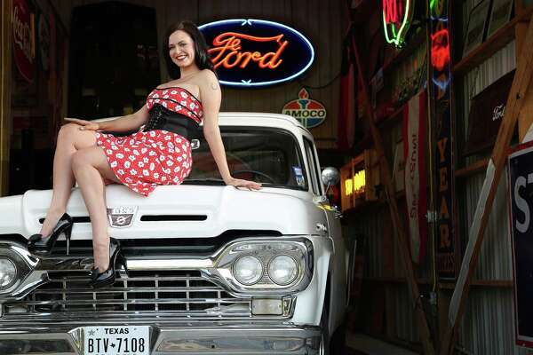 Pinup Van Horne In Love With Classic Cars 