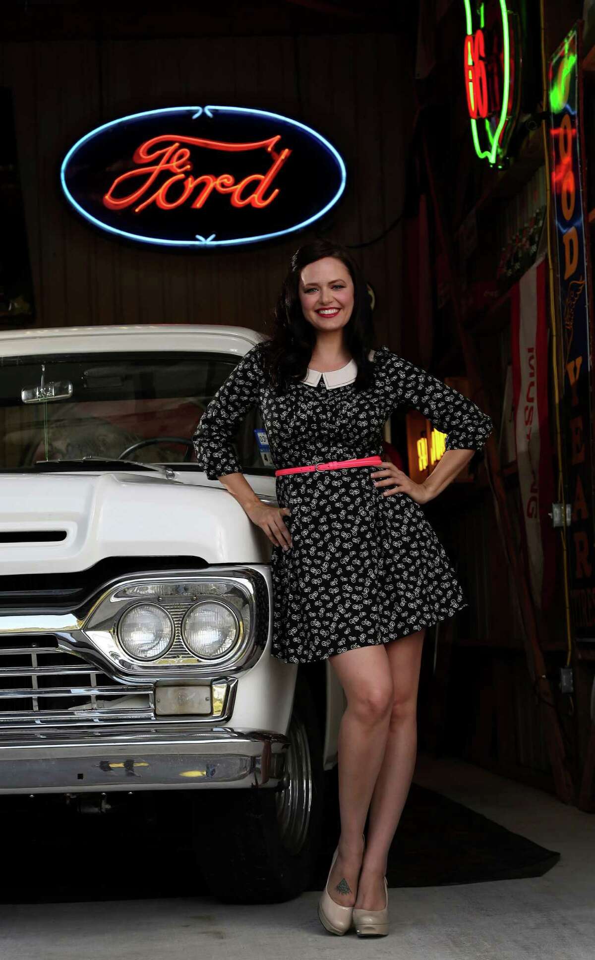 Pinup Van Horne in love with classic cars