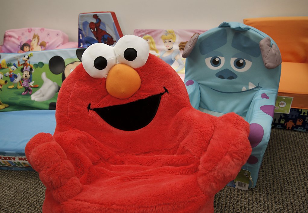 Talking elmo outlet chair