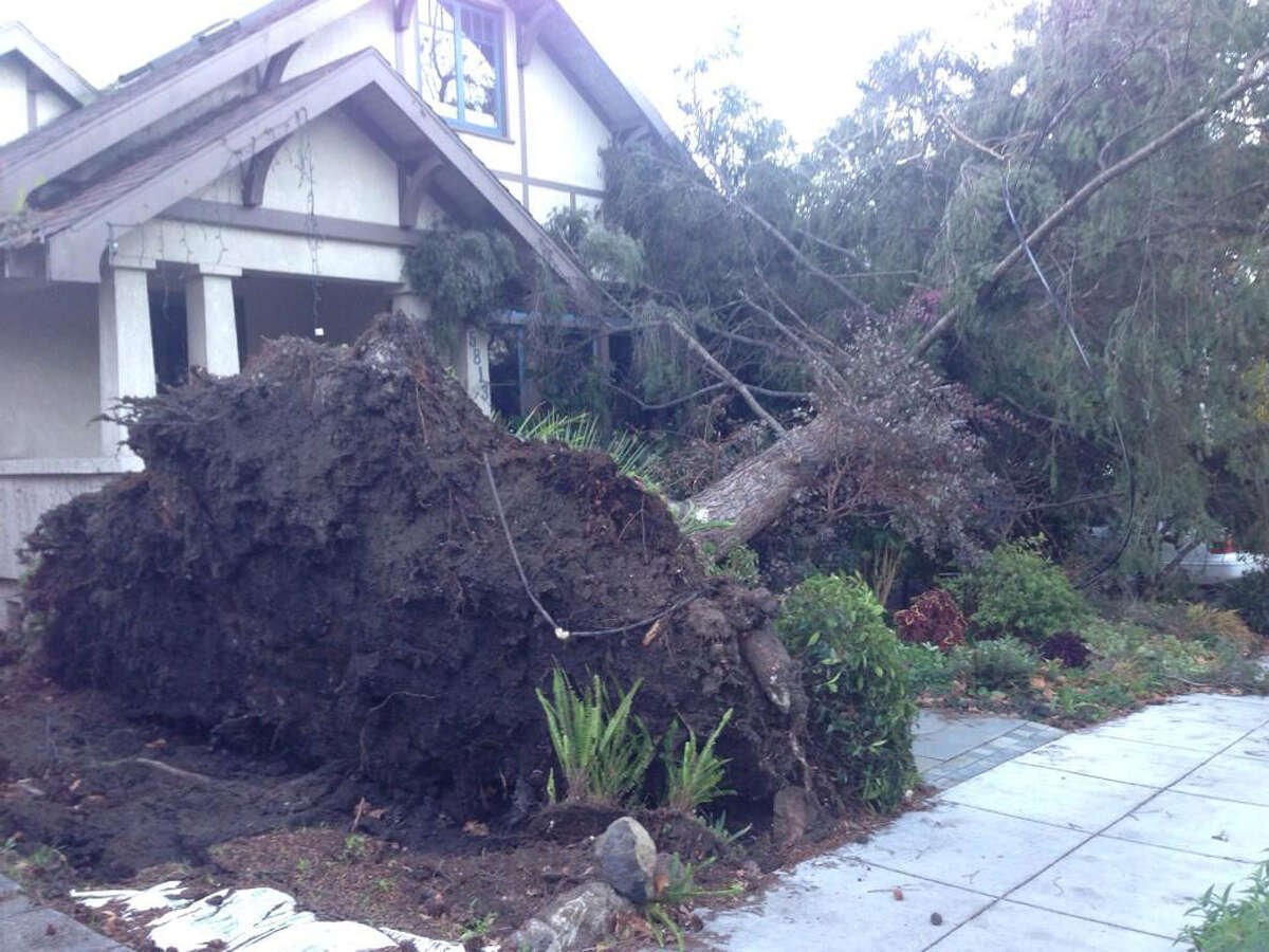 2 killed in windstorm; thousands without power