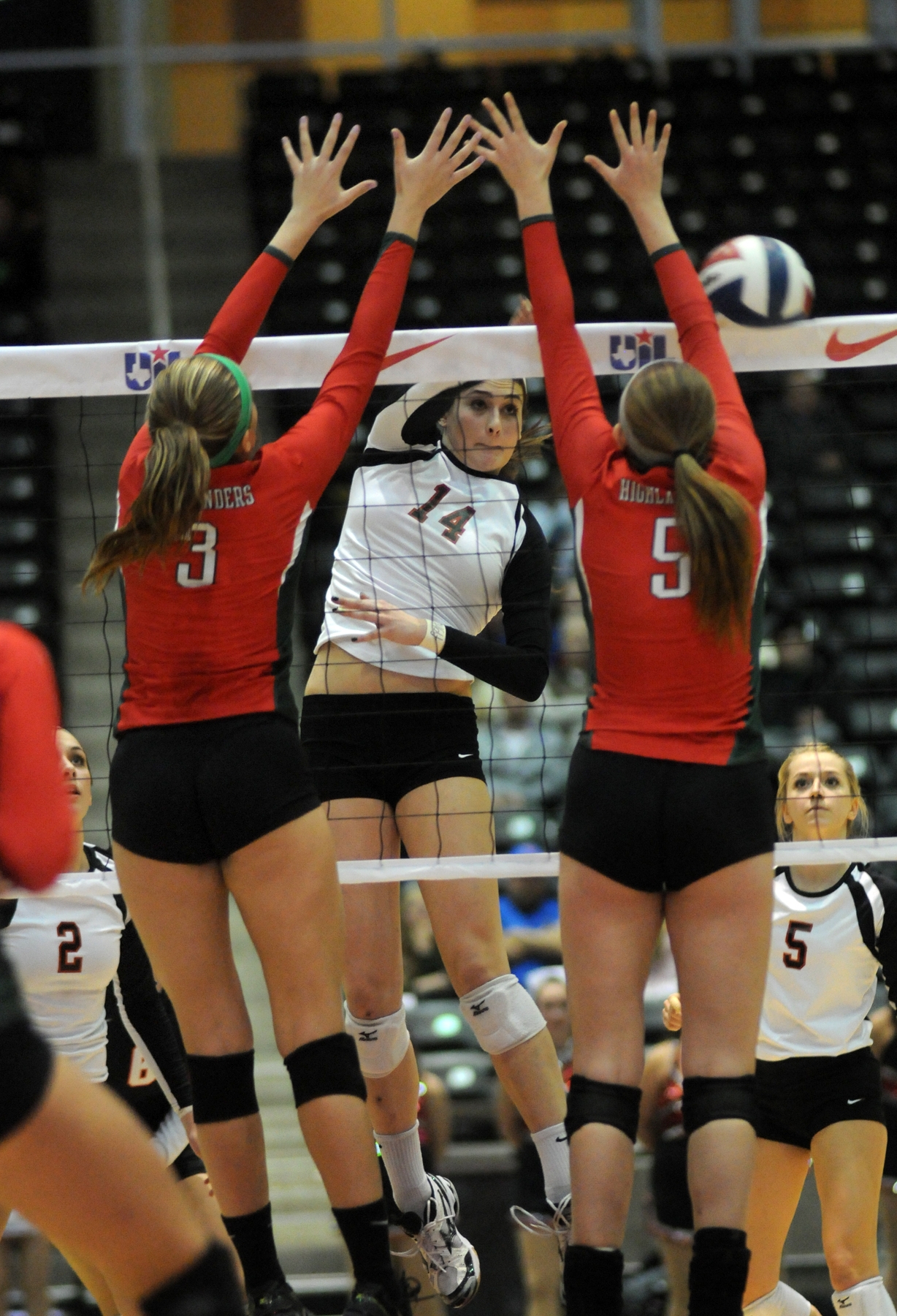 Woodlands finishes dominant season with state volleyball title