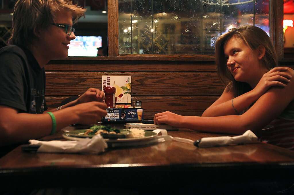 Rosalee Ramer Right Chats With Her Brother Ben At An Applebees Sept 24 Rosalee Ramer Right Chats With Her Brother Ben At An Applebees Sept 24