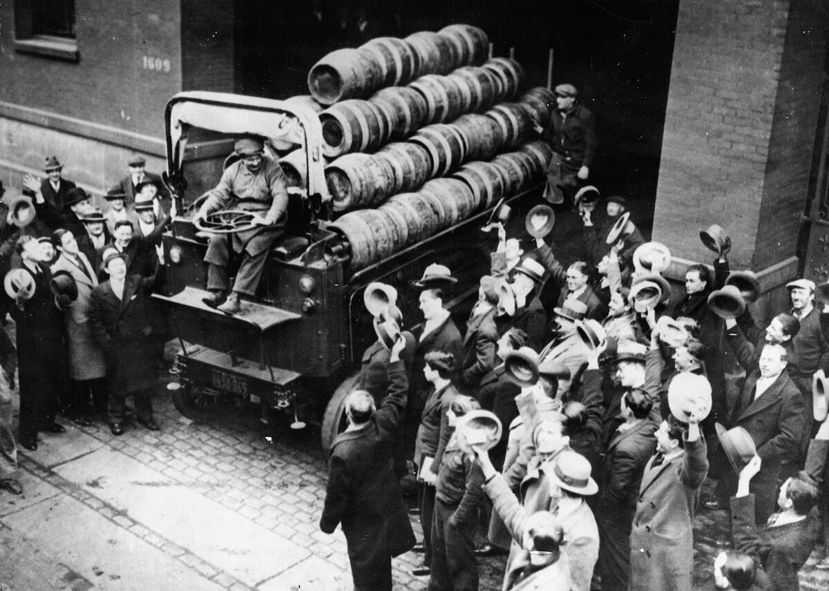 After the annulment of the prohibition a truck with beer barrels delights the crowd in New York.