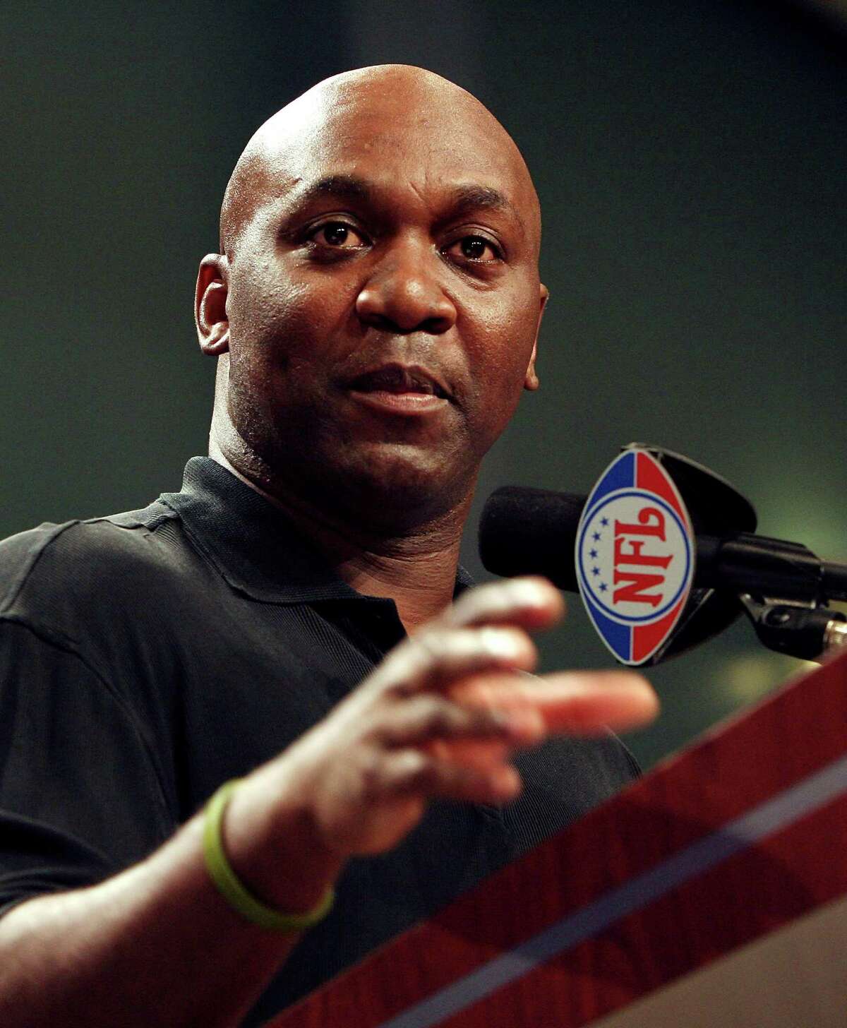 MIAMI - FEBRUARY 03: Hall of Fame inductee, Thurman Thomas, formerly of the Buffalo Bills, makes his acceptance speech during the Super Bowl XLI Pro Football Hall of Fame Press Conference at the Miami Convention Center on February 3, 2007 in Miami, Florida. (Photo by Nick Laham/Getty Images) *** Local Caption *** Thurman Thomas