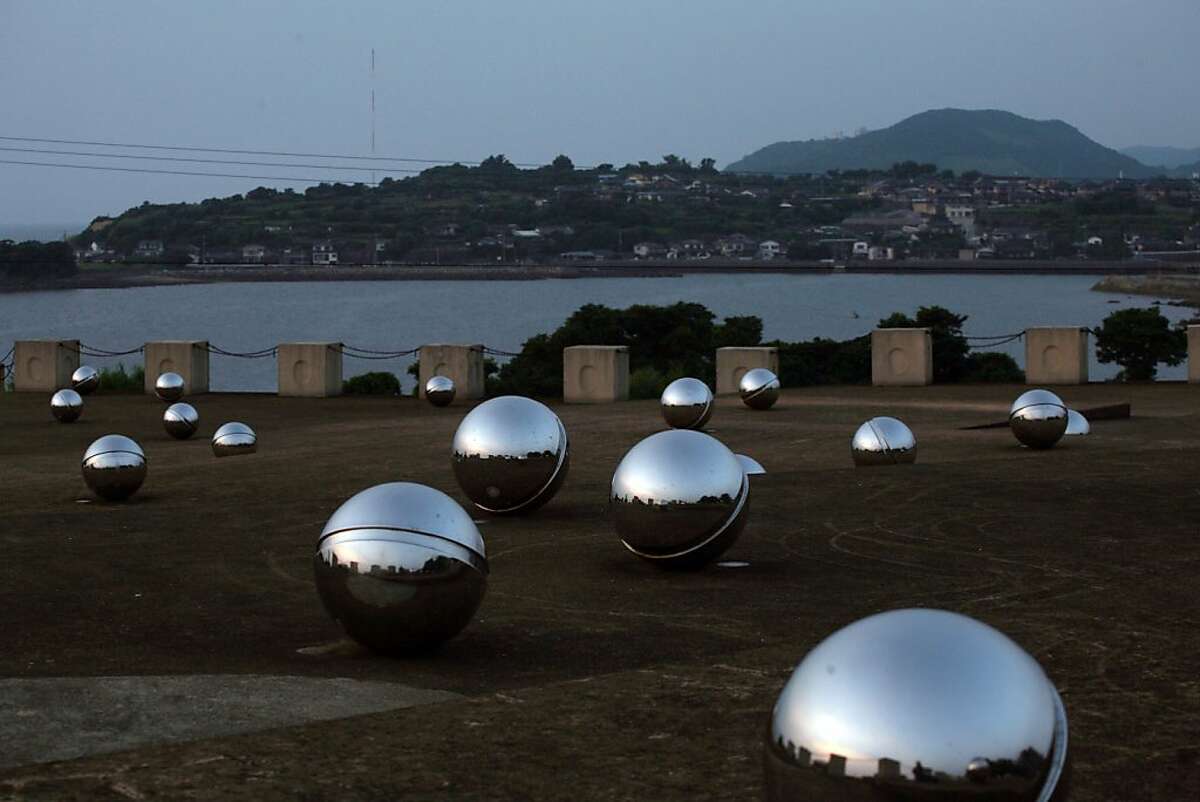 A memorial for those who died or were sickened by mercury poisoning rests on a hill overlooking the town of Minamata, Japan and the Minamata Bay on June 8, 2007. (AP Photo/David Guttenfelder) ** zu unserem Korr **