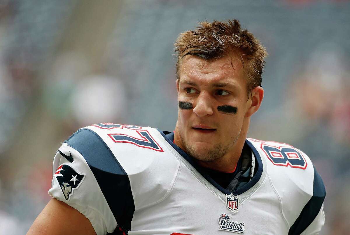 Rob Gronkowski suffered a torn ACL and also damaged the MCL in his right knee, a source told the AP.