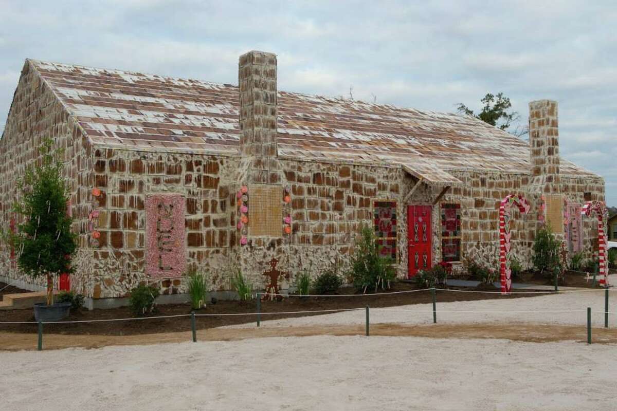 one-of-the-worlds-largest-gingerbread-houses