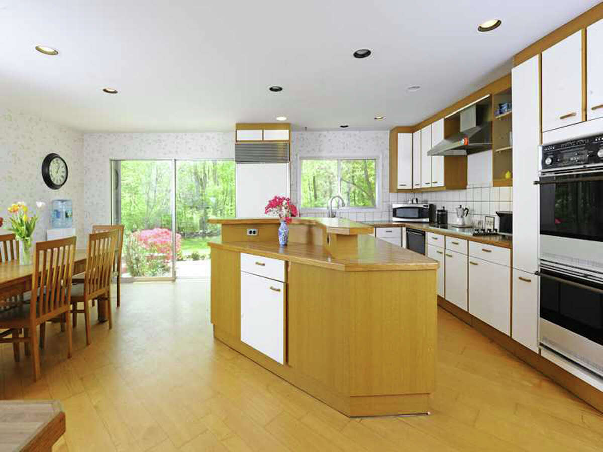 It also features a large, airy kitchen.