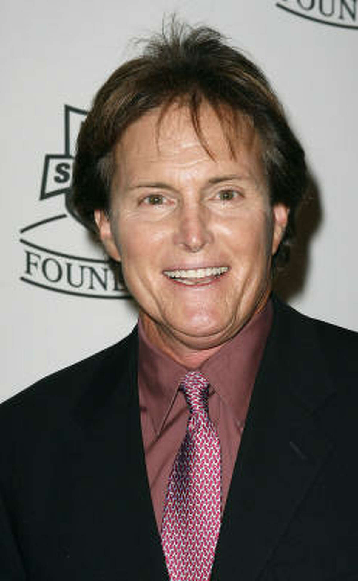 Gossip magazine InTouch Weekly slaps makeup on Bruce Jenner in(02)