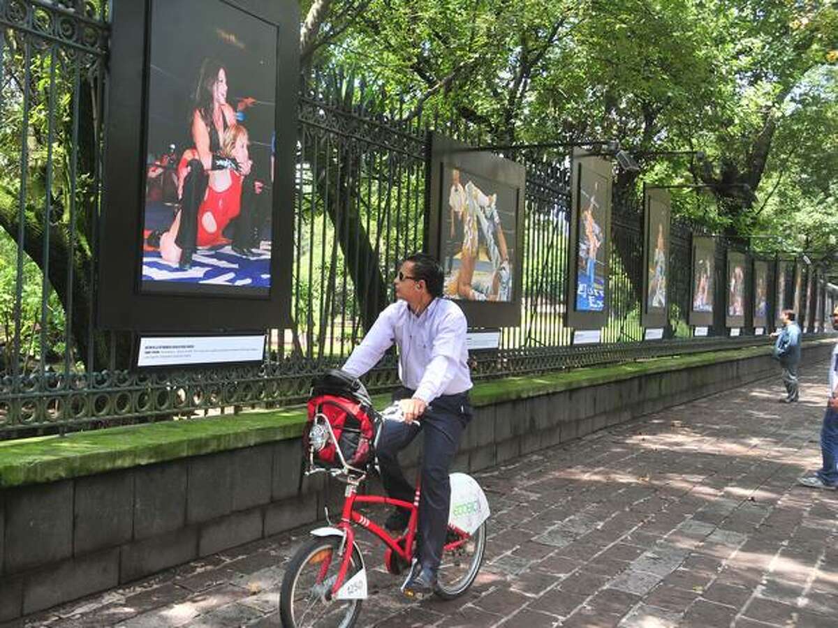 More than 120 photographs around Chapultepec Park portray Lucha Libre's popular stunts, daring jumps and dangers outside the ring.