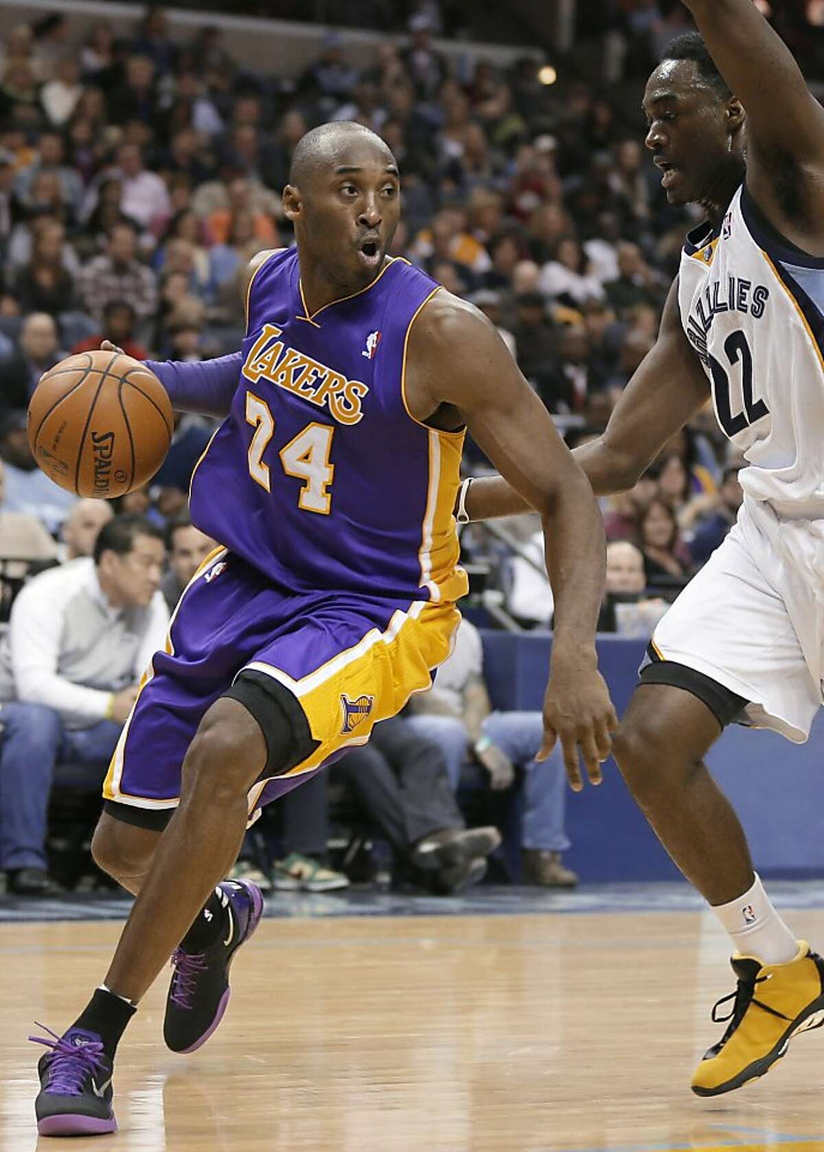 Trying to return from ankle injury, Kobe Bryant hurts knee