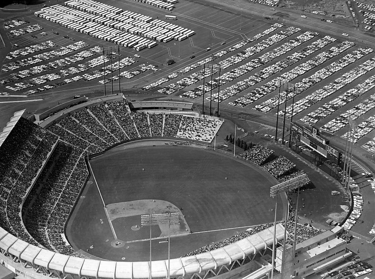 1960年4月12日，加州旧金山，烛台公园的开幕日，42,269名观众观看了巨人队3-1击败红雀队。