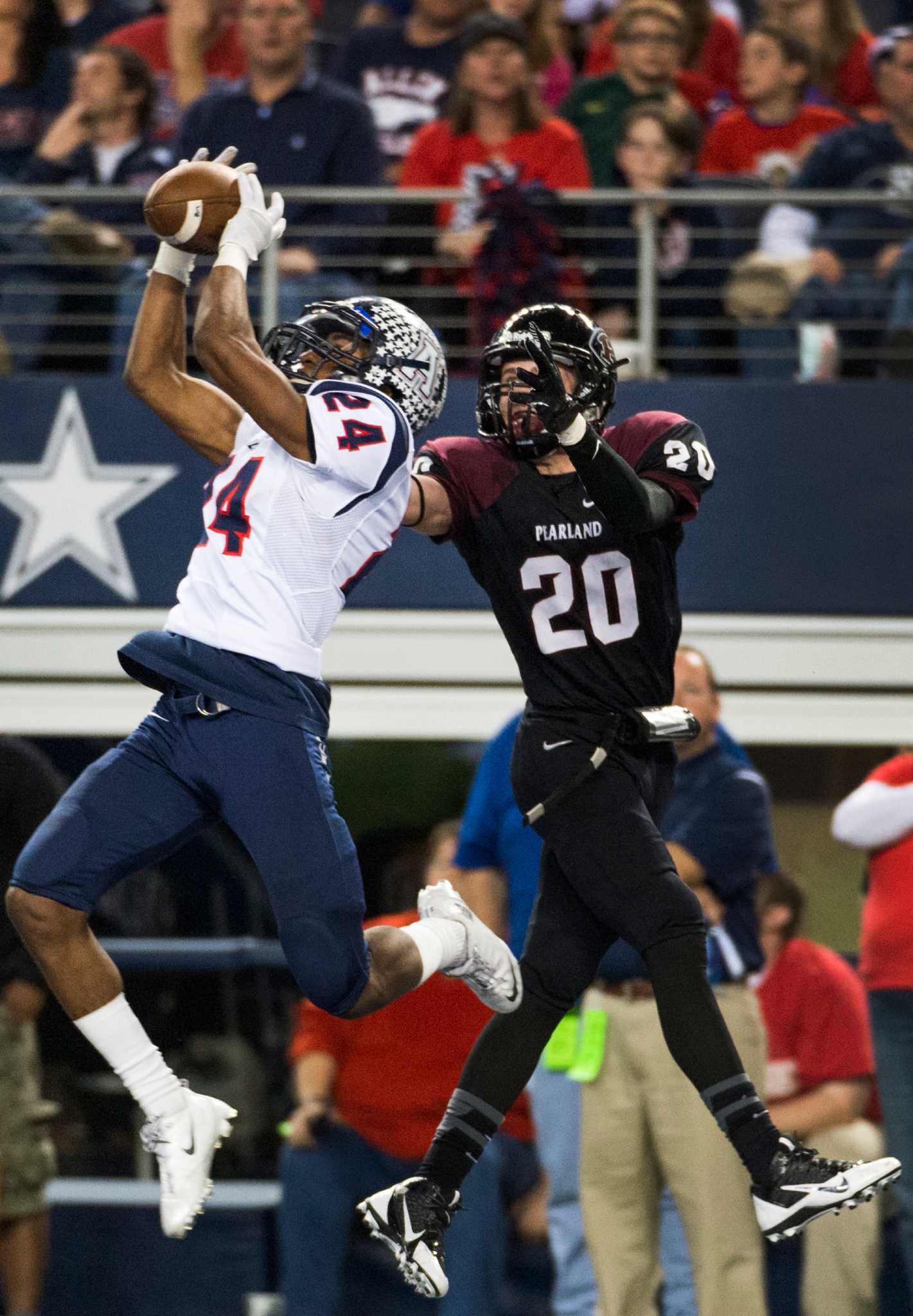 Allen Eagles quarterback Kyler Murray (1) scores a touchdown against the  Pearland Oilers during the Texas