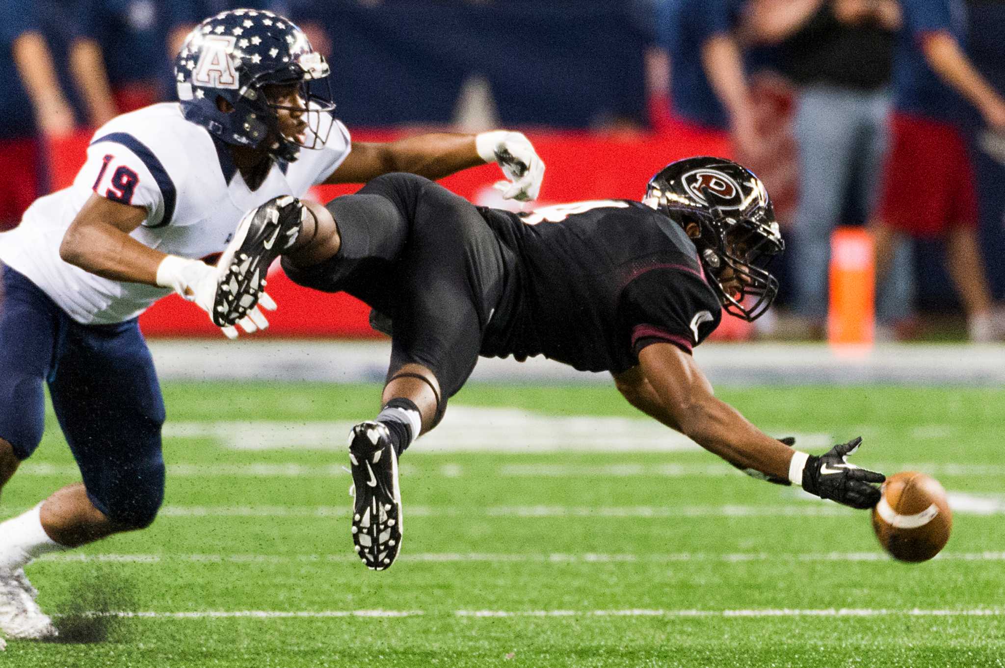 Allen Eagles quarterback Kyler Murray (1) scores a touchdown against the  Pearland Oilers during the Texas