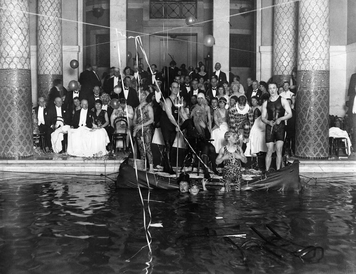 1922: Guests at a New Year's Party at the Auto Club.