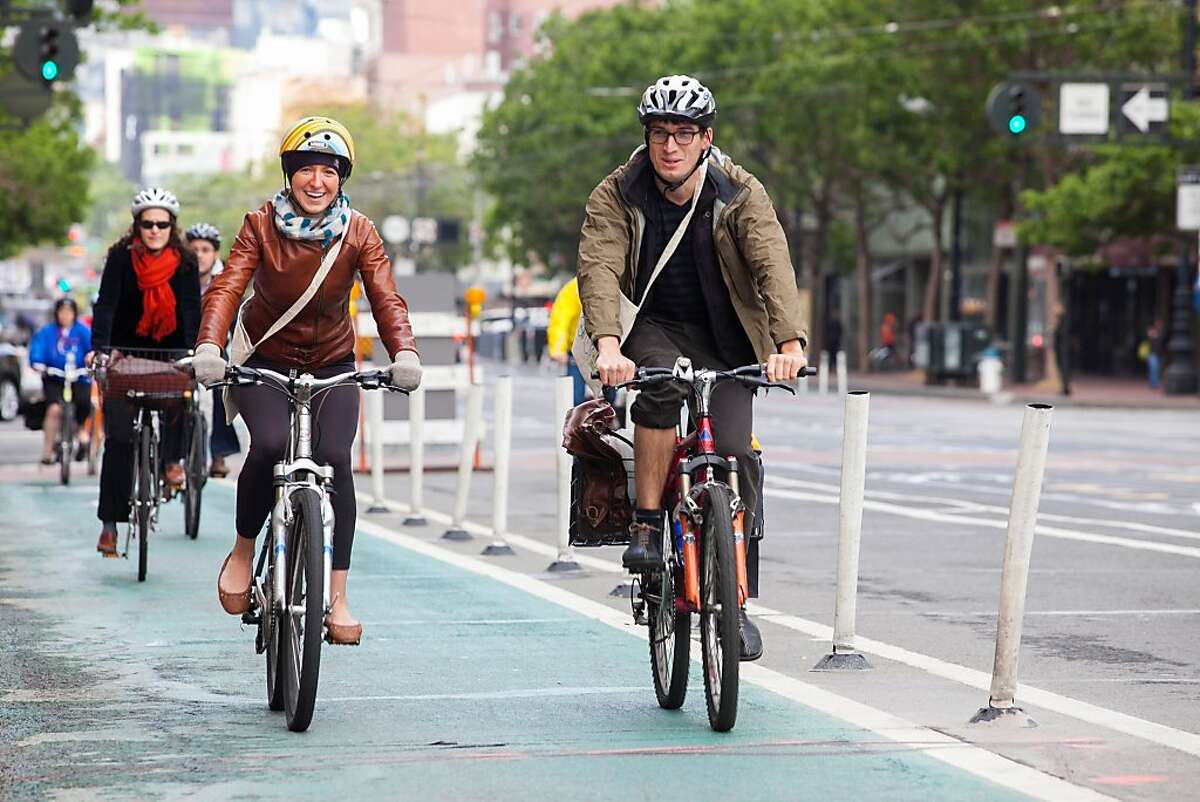 Ride their bikes. Велосипедист на улице. Велосипедист в городе. Велосипед в городе. Велосипедист на велосипеде.
