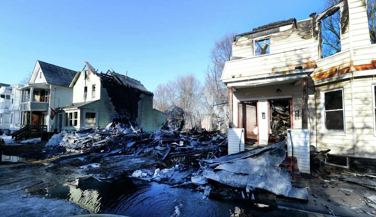 2 Hurt As Fire Guts 3 Houses