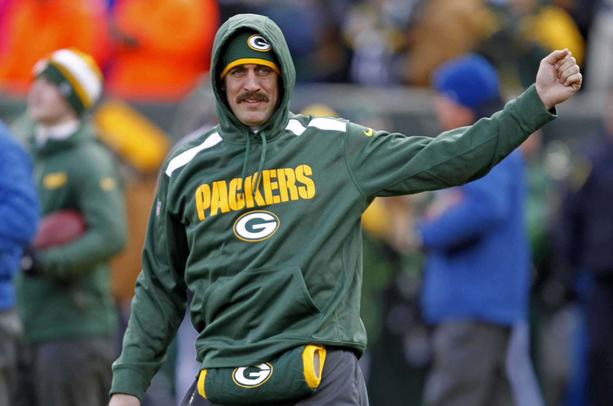 Rodgers back in fold for battle with Bears