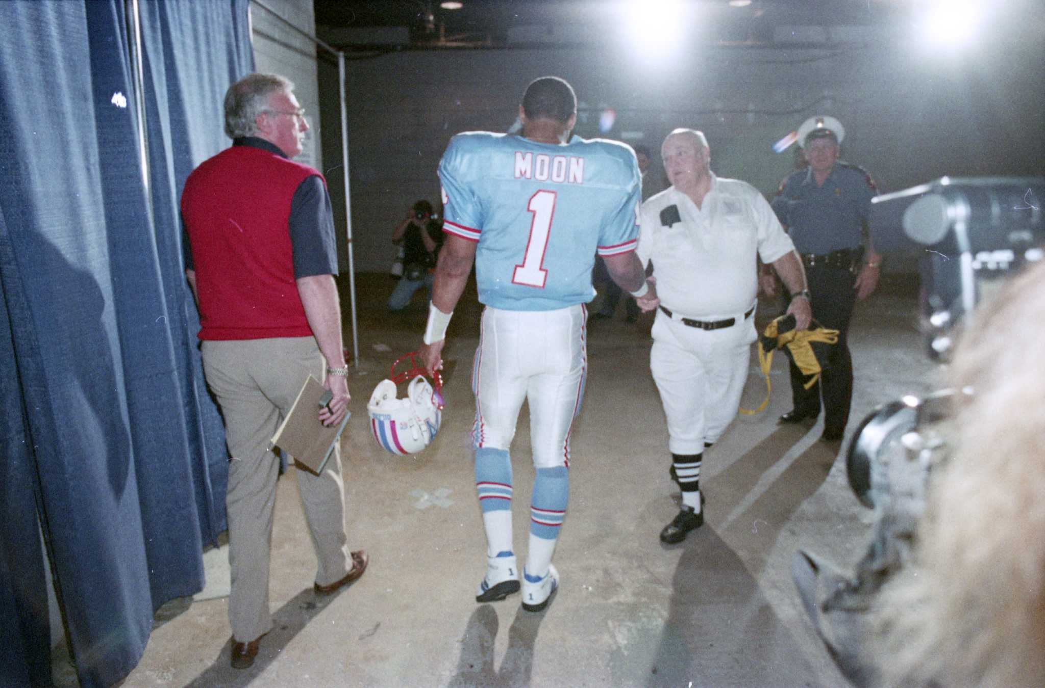 Cody Carlson of the Houston Oilers rolls out to pass against the News  Photo - Getty Images