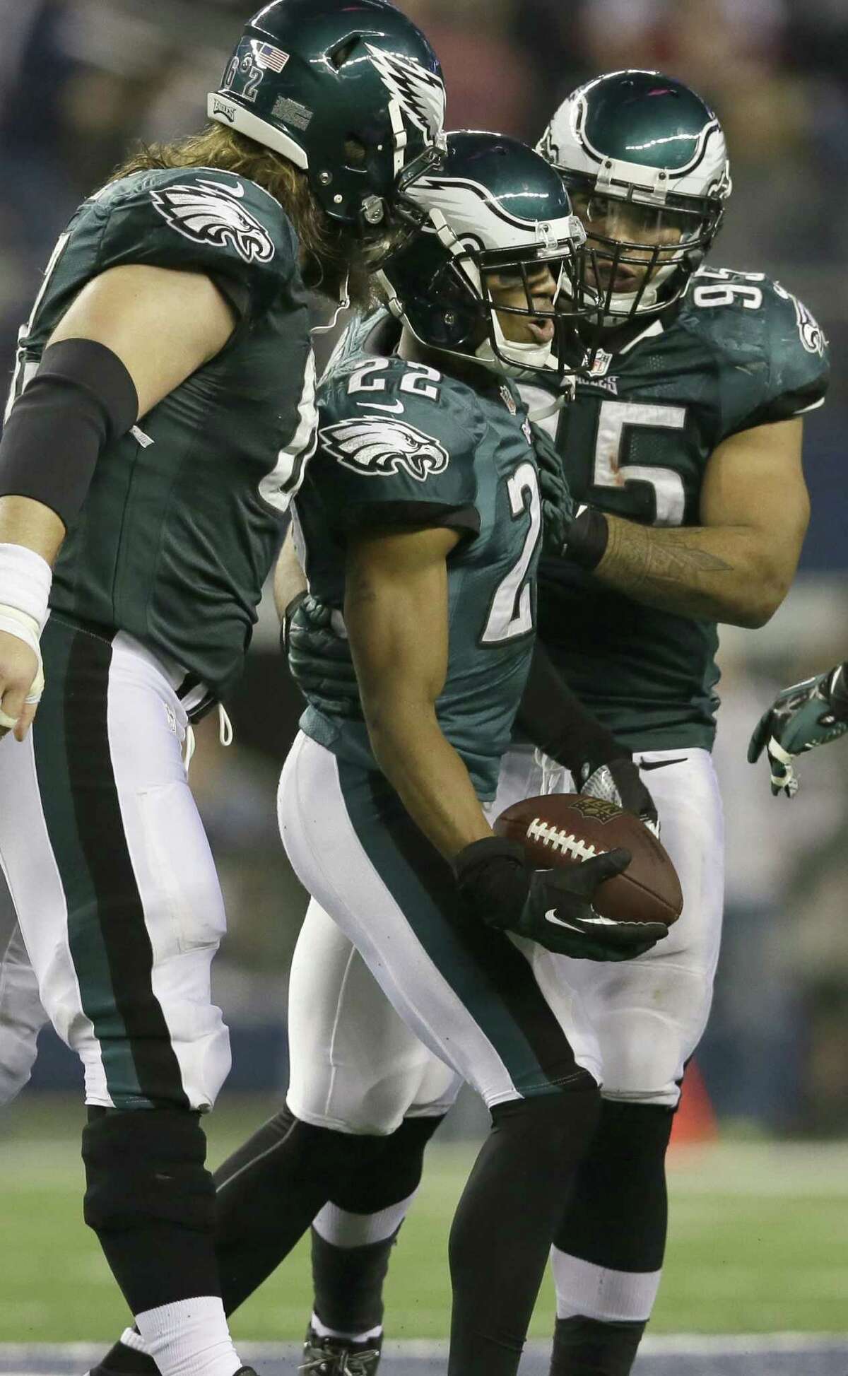Eagles playes congratulate cornerback Brandon Boykin (center) after his interception sealed the NFC East title against the Cowboys in Arlington.