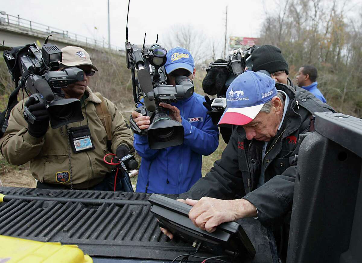 Texas EquuSearch founder Tim Miller right, looks over a sonar unit during the search for Melissa Sowders, Dec. 30, 2013, in Houston.