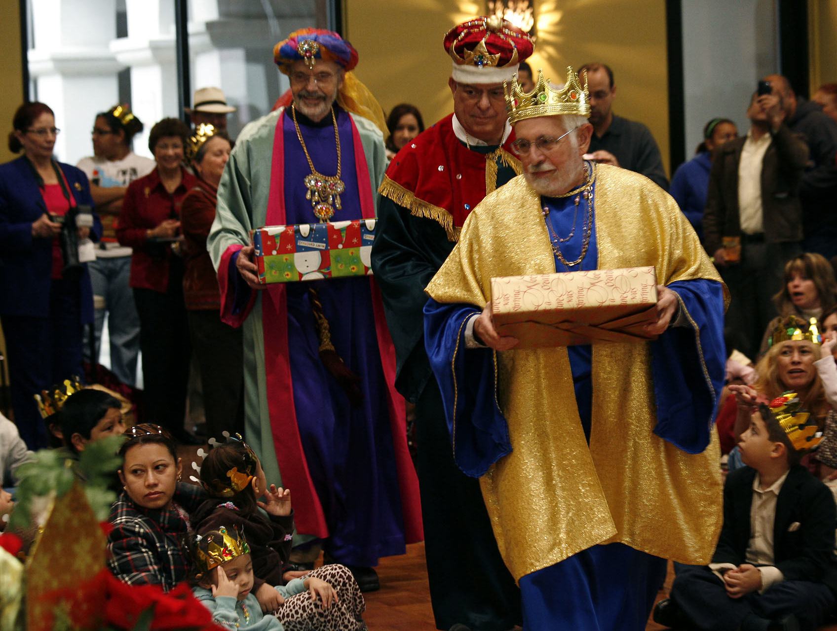 Праздник выпадает. Праздник королей во Франции 6 января. Epiphanie праздник во Франции. Богоявление во Франции. Праздник трех королей во Франции.