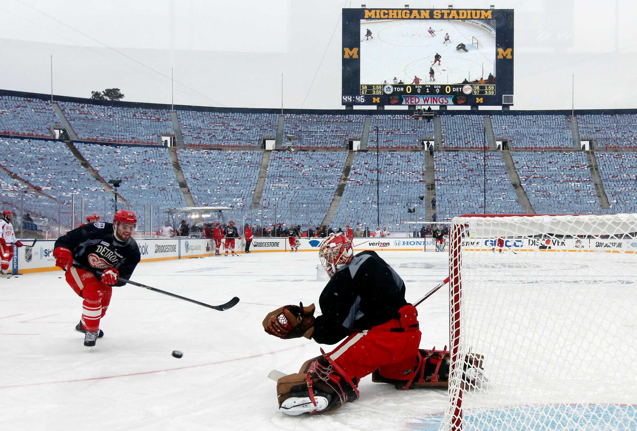 Detroit Red Wings-Toronto Maple Leafs to meet in 2014 NHL Winter Classic at  Michigan Stadium 