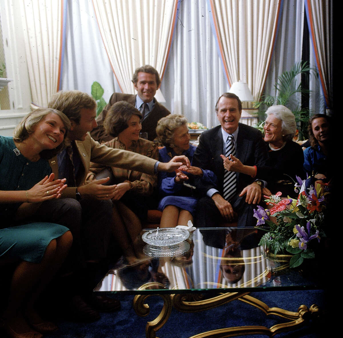 Bush family gathers for family photo to celebrate Barbara Bush's 90th ...