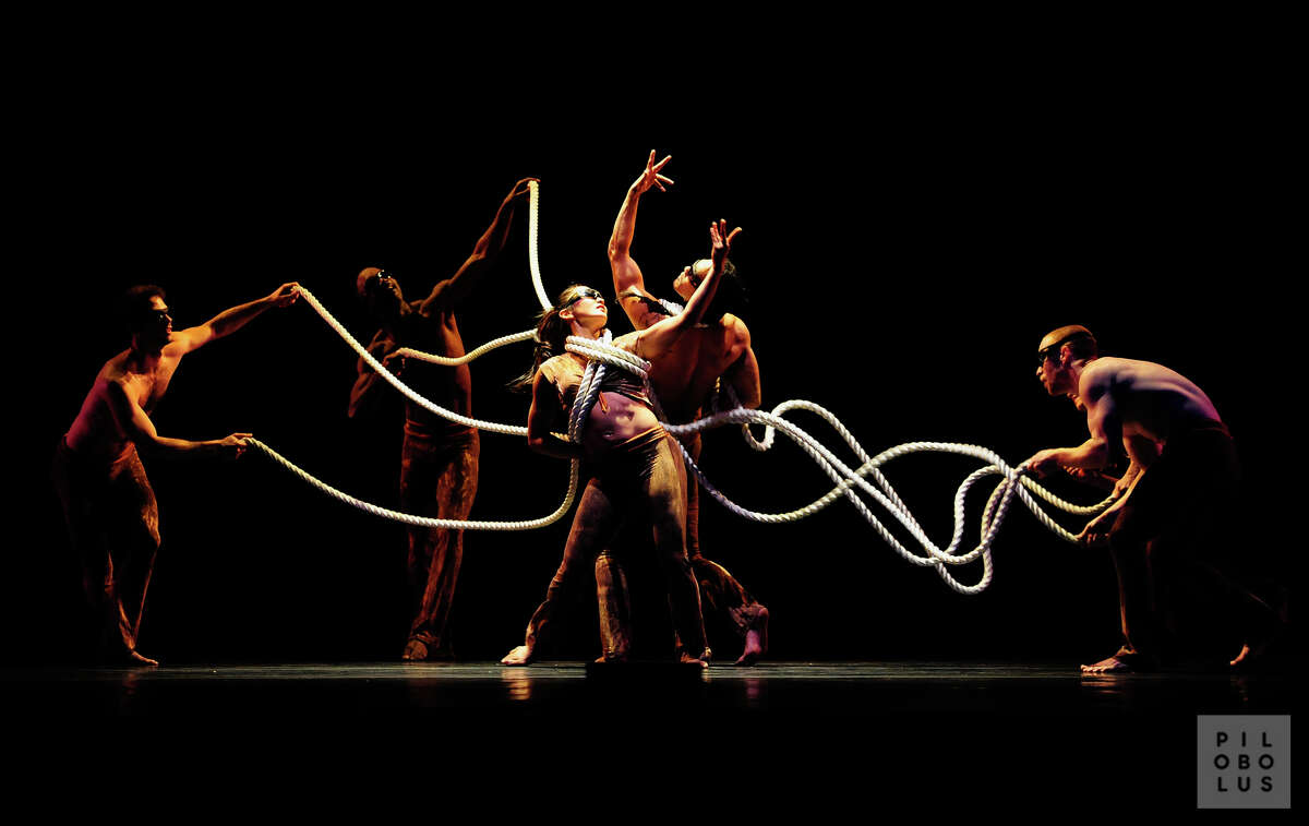 соревенеы танцы ворк. бачата позы для женщин простые. Bring dance. танцевальные выступления. пилоболус театр.