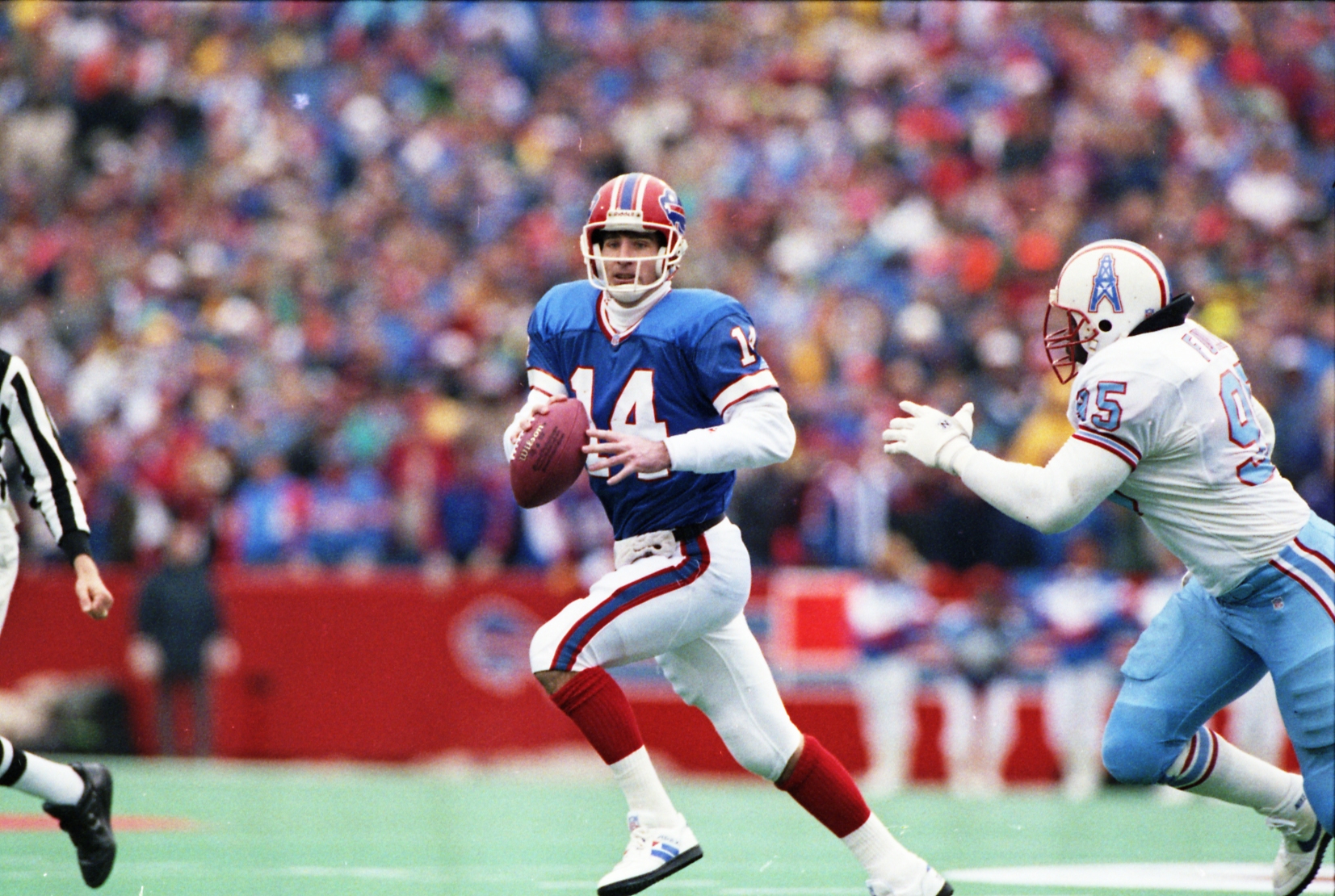 1991: Quarterback Warren Moon of the Houston Oilers drops back to pass  during the Oilers game versus a Denver Broncos at Mile High Stadium in  Denver, CO. (Icon Sportswire via AP Images