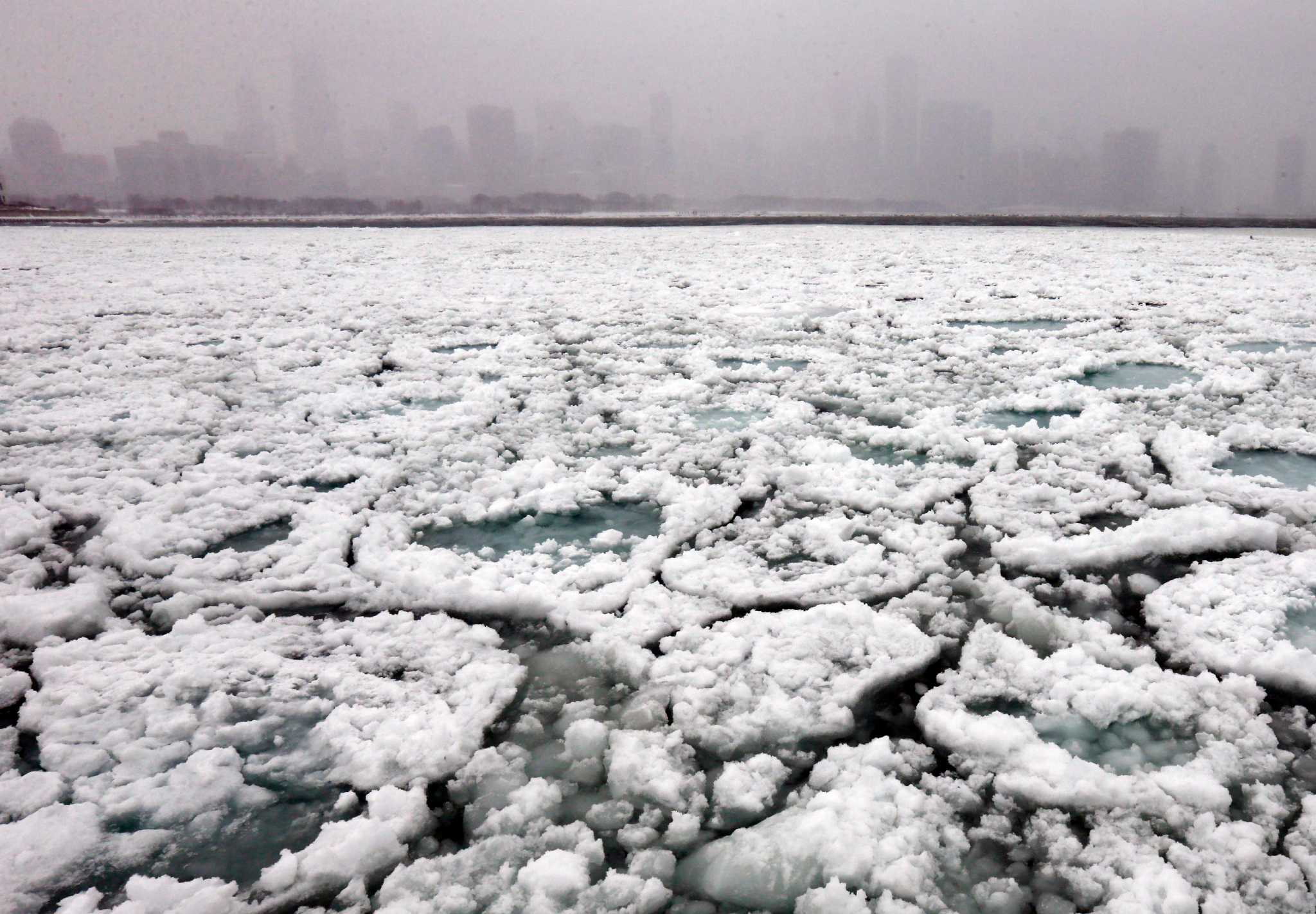 Озеро Мичиган лед. Морозы в США. Озеро Мичиган выброс льда. Замерзшее море обои. Озеро сковано льдом