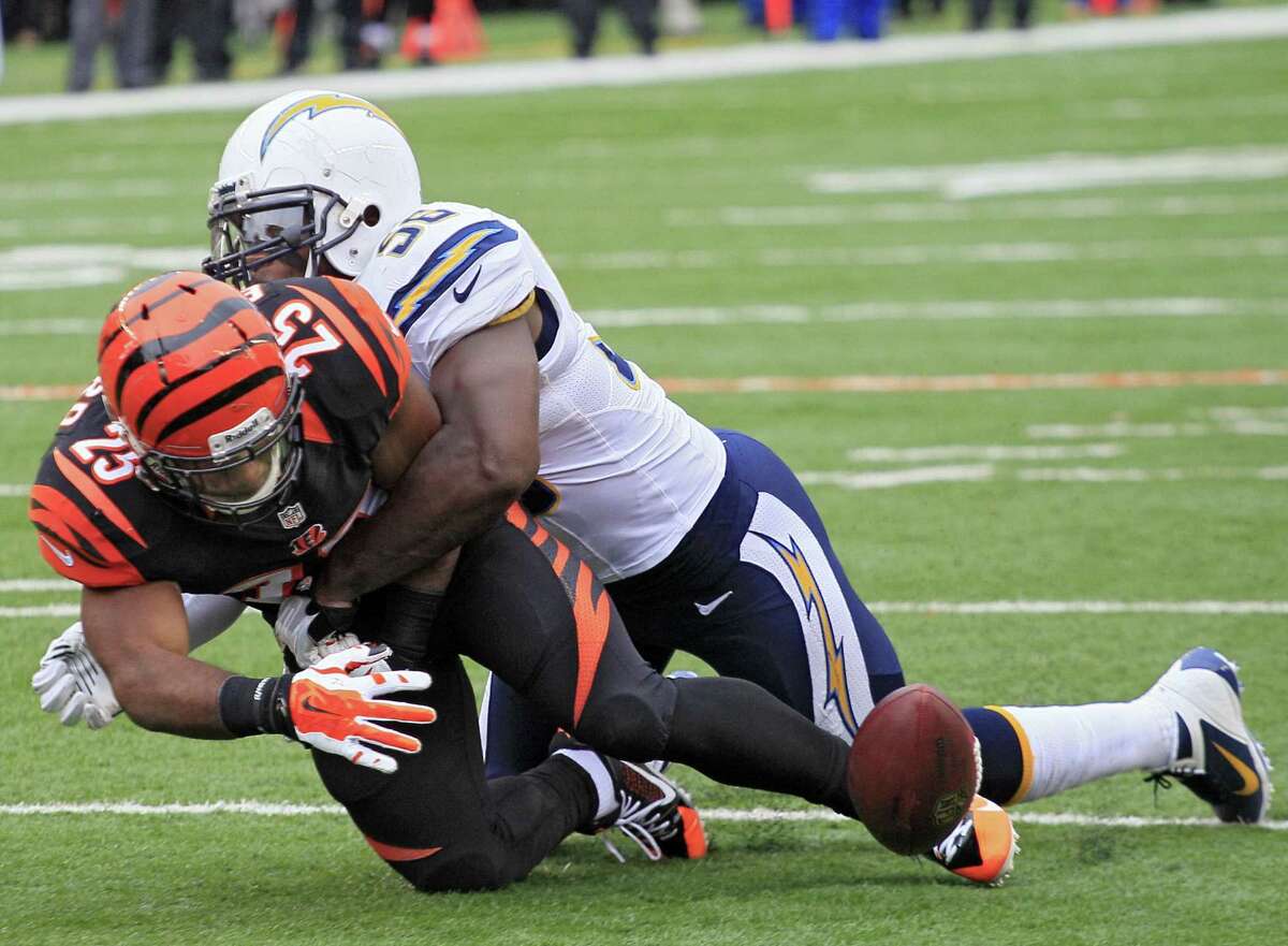 NFL playoffs: Bengals win streak hits 10, 49ers also advance