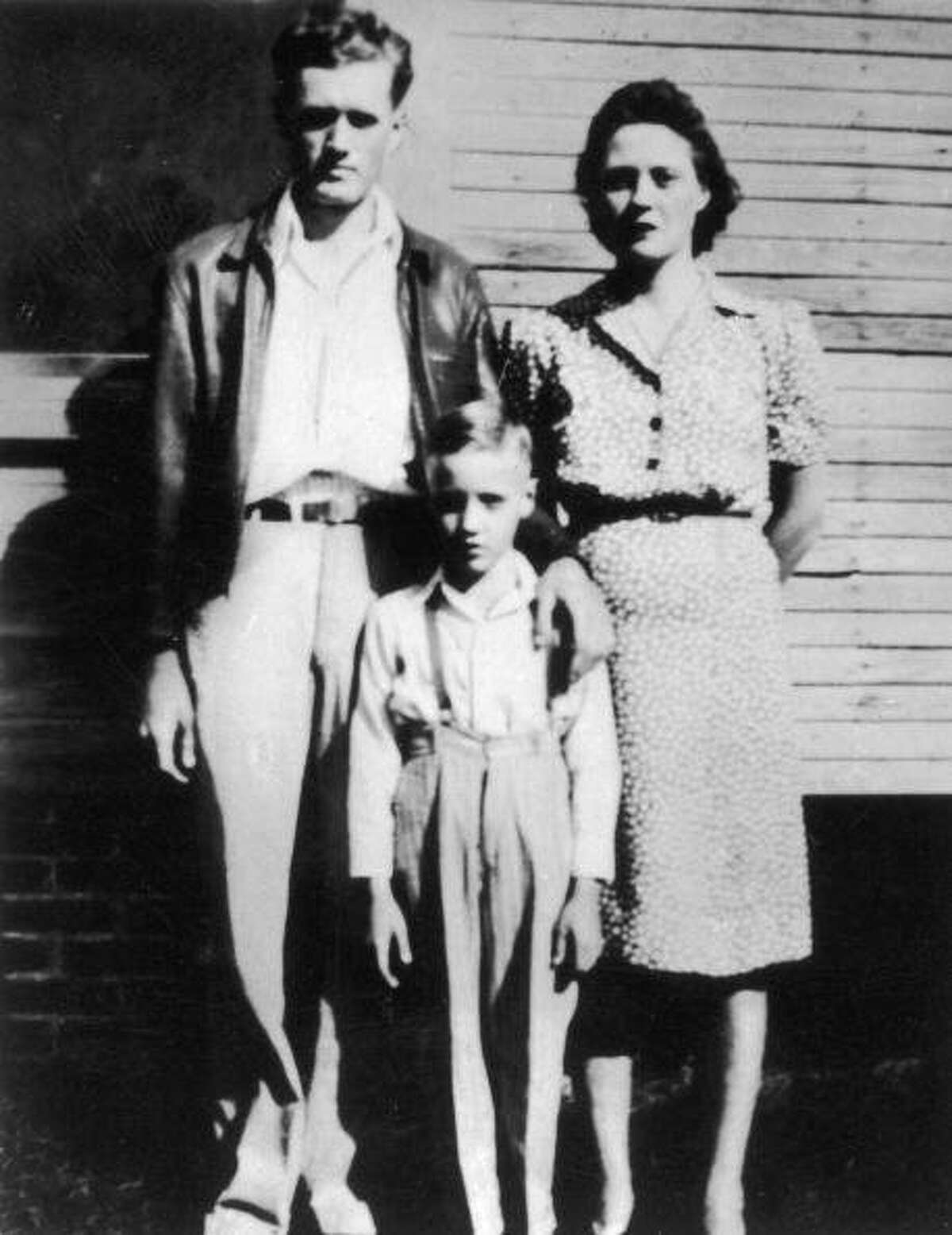 Circa 1945: Elvis Presley standing between his parents outside of their home in Tupelo, Mississippi. (Photo by Hulton Archive/Getty Images) (Getty Images)