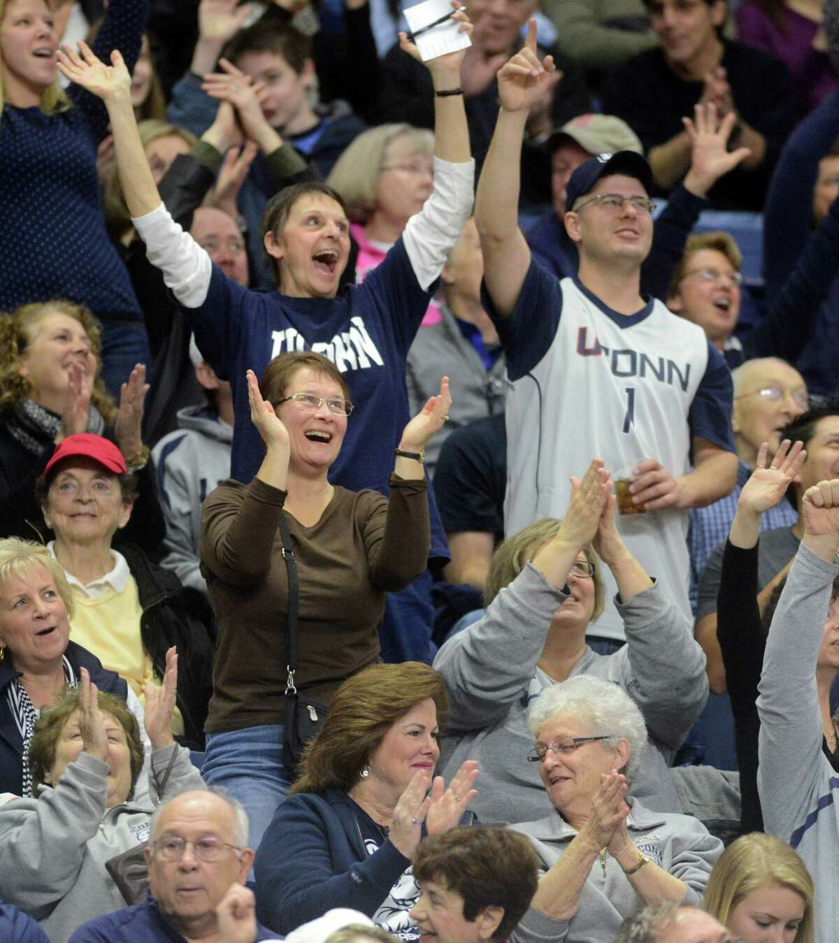 Game report: Record-tying crowd for UConn women's rout at Arena