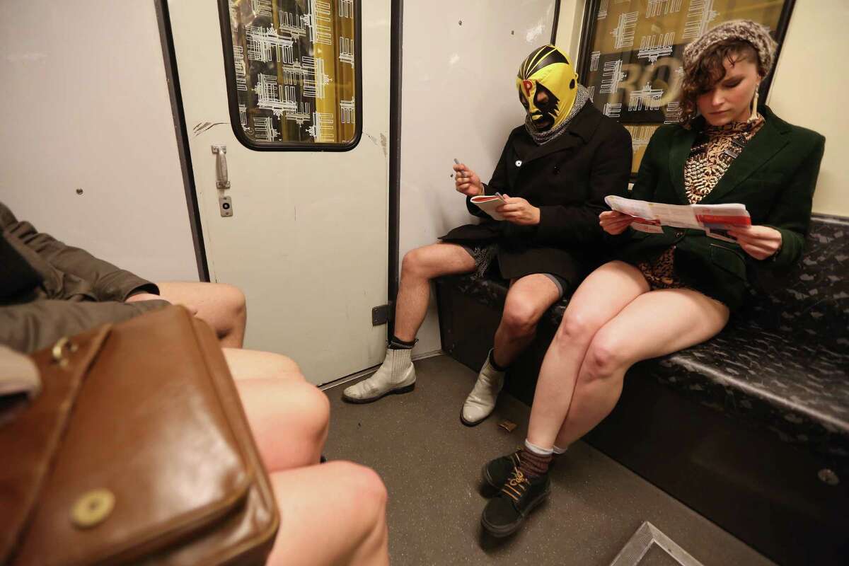 Без штанов без цензуры. No Pants Subway Ride Москва. В метро без штанов. Лапает в метро. Без штанов в общественном транспорте.