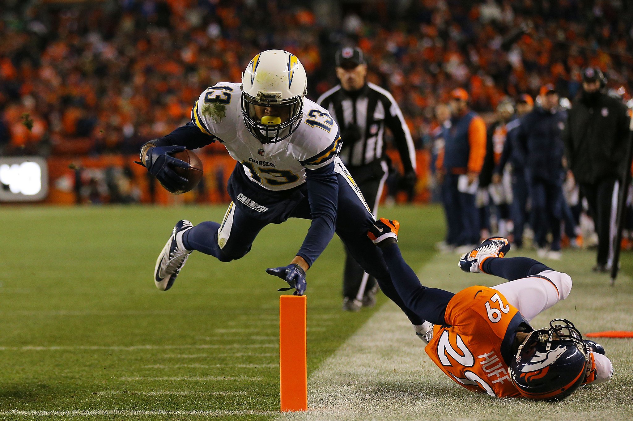 Manning, Broncos beat Chargers 24-17