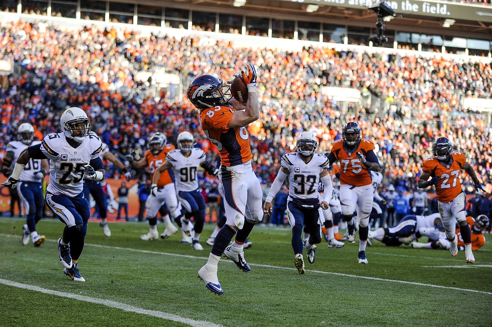 Manning, Broncos beat Chargers 24-17