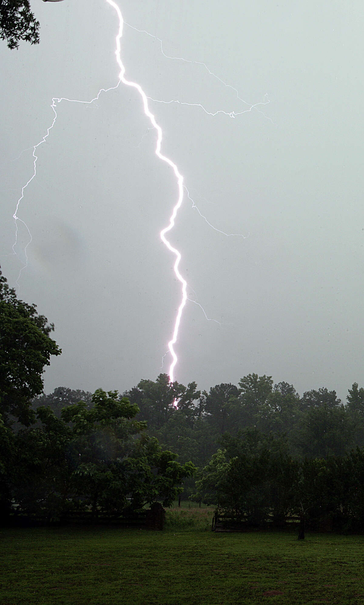 Photo Houston Lightning Strike Lights Up Dark Sky 