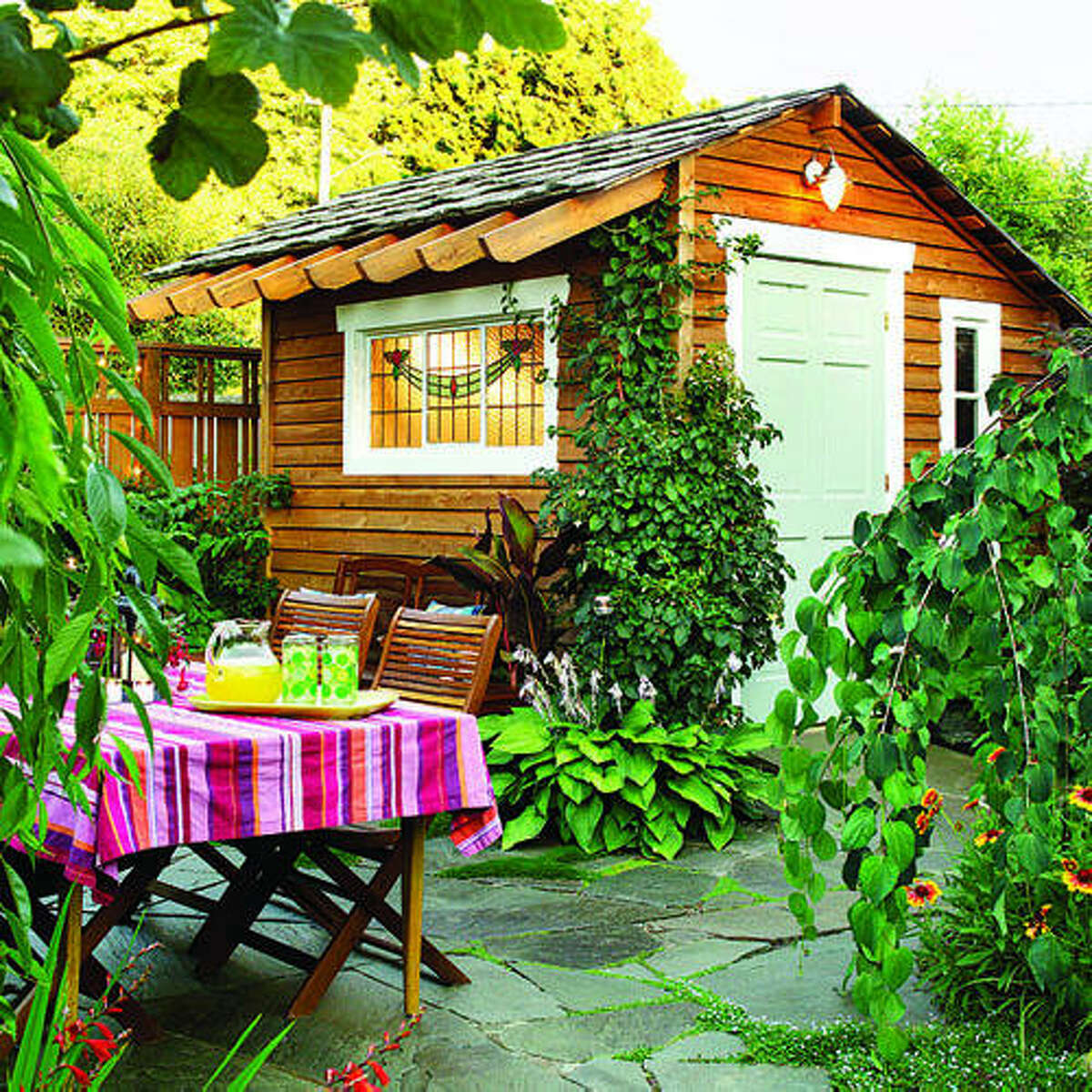 Снять дом в деревне на лето недорого. Дача Лунберга. Красивая дача. Маленький домик в саду. Красивый летний домик.