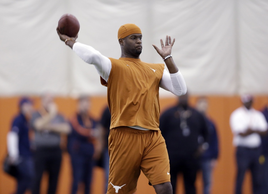 Vince Young Rips Ryan Fitzpatrick, 'Garbage' QBs in Sports