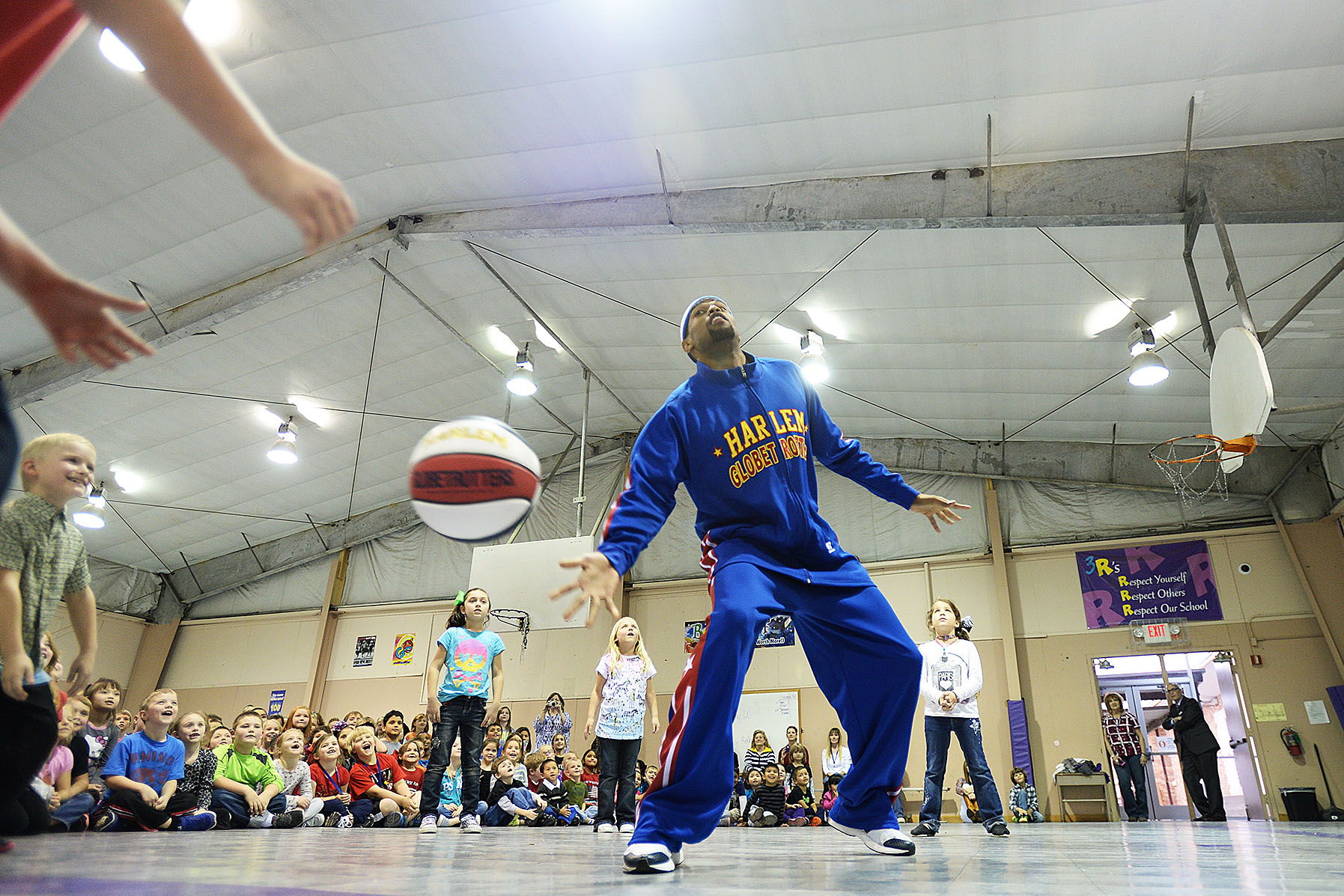 Harlem Globetrotter visits Woodcrest Elementary School in Port Neches