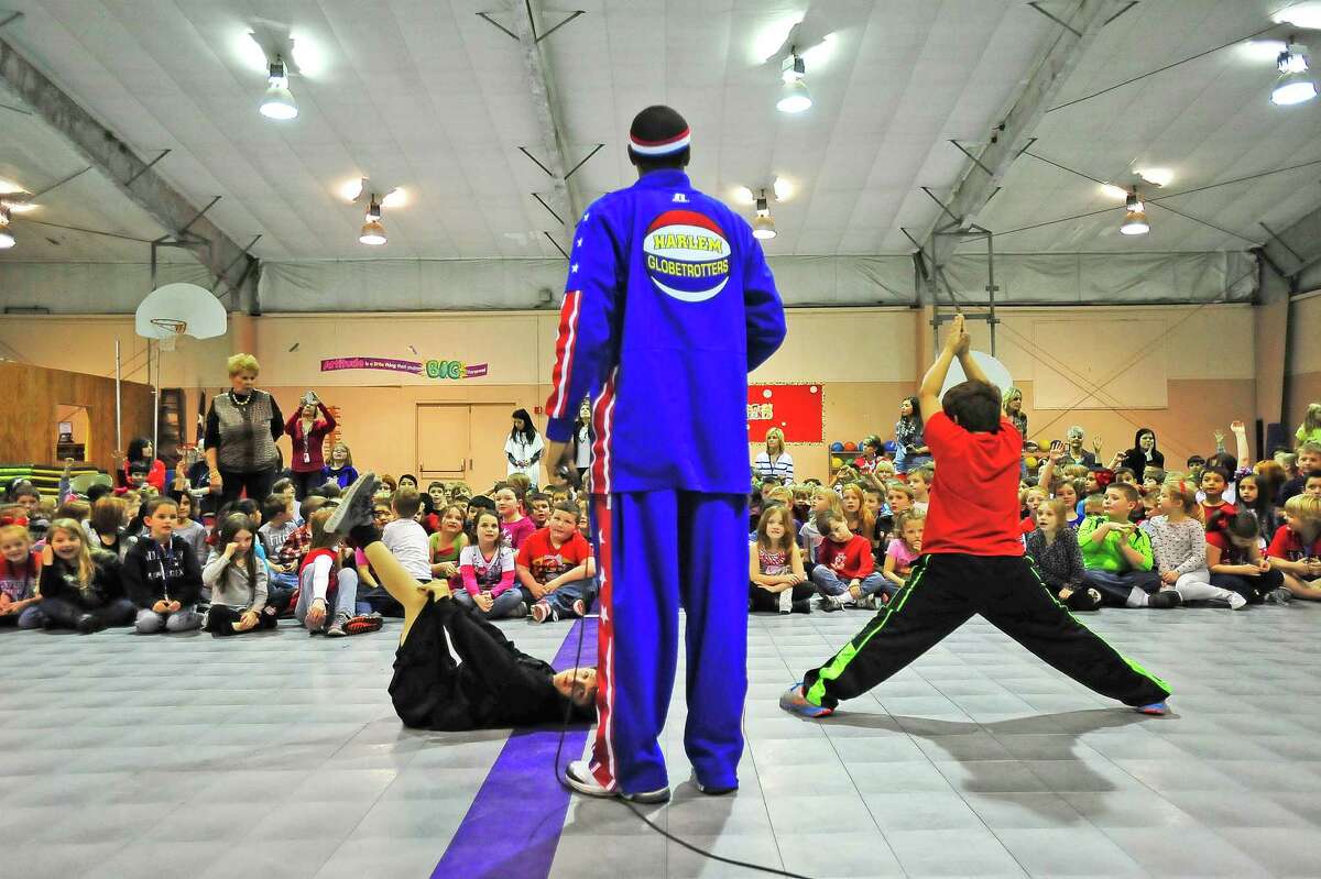 Harlem Globetrotter visits Woodcrest Elementary School in Port Neches