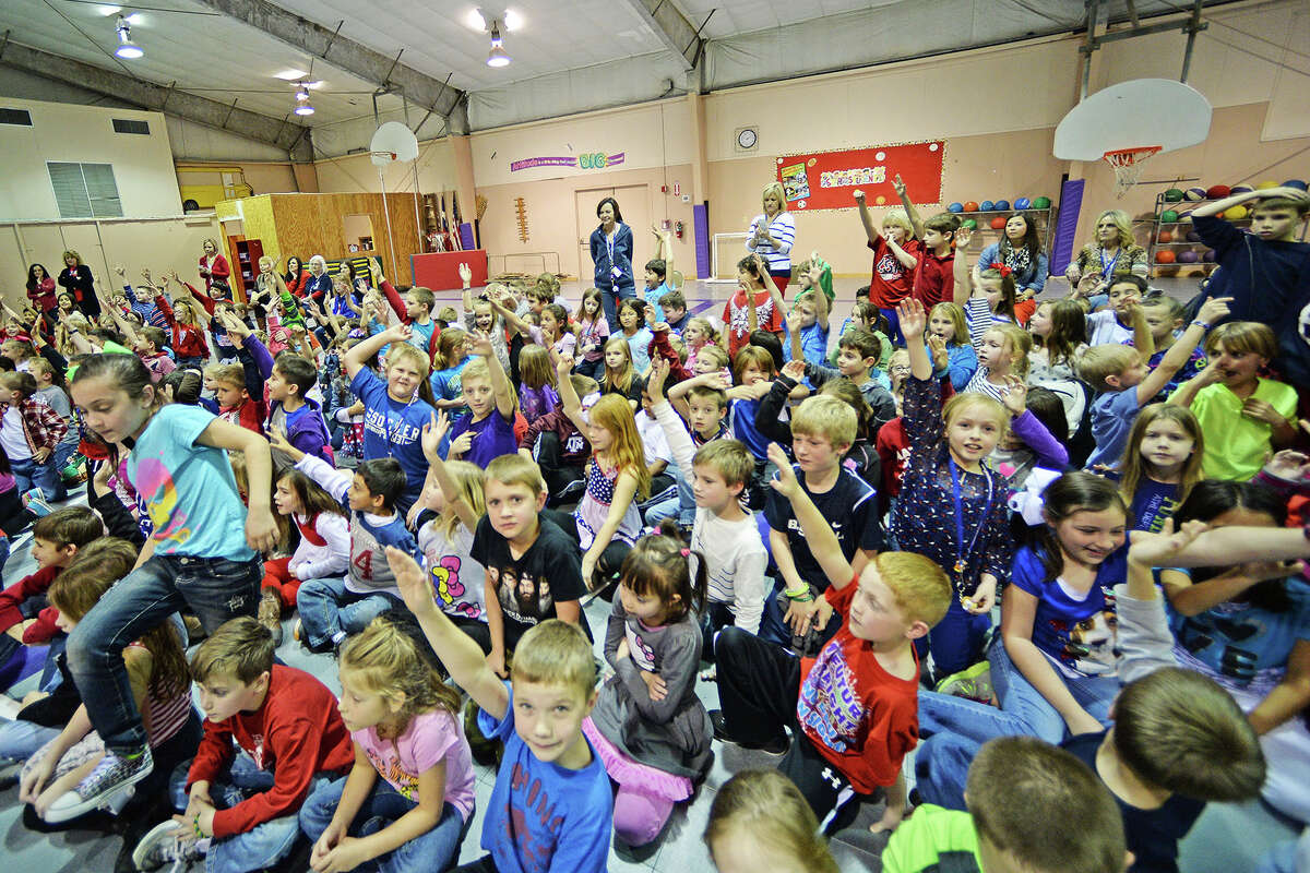 Harlem Globetrotter visits Woodcrest Elementary School in Port Neches