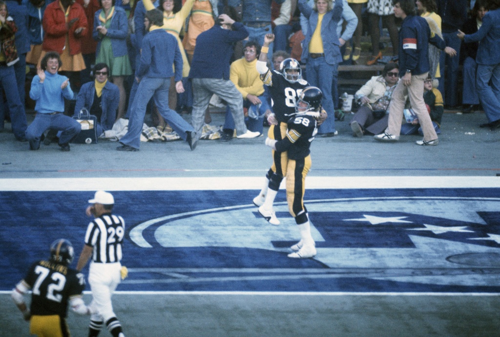 Wide Receiver Lynn Swann of the Pittsburgh Steelers runs a pass route  News Photo - Getty Images